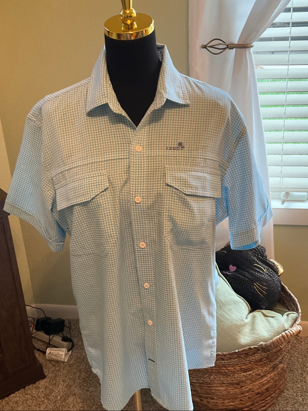 Izod Saltwater Men’s Size Medium Button Down, Excellent Condition!